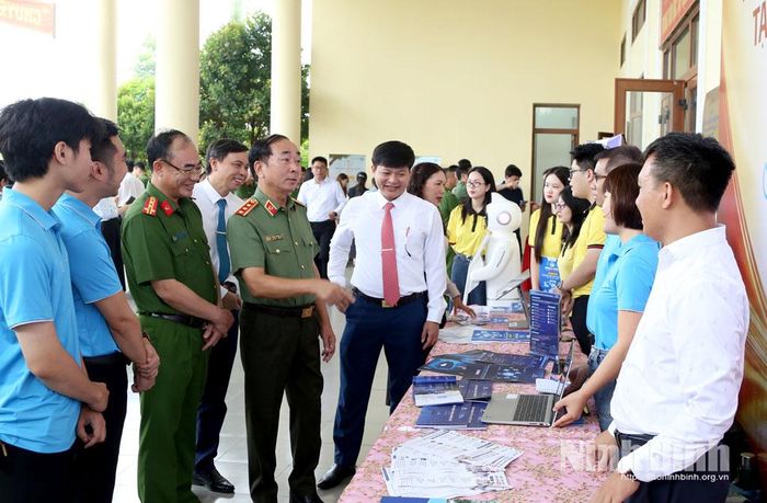 Các đại biểu tham quan khu trưng bày thiết bị công nghệ chuyển giao cho xã Quang Thiện.