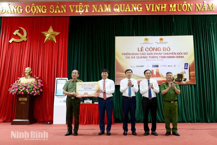 Gia đình đồng chí Thượng tướng Trần Quốc Tỏ tặng 15 bộ máy tính cho xã Quang Thiện.