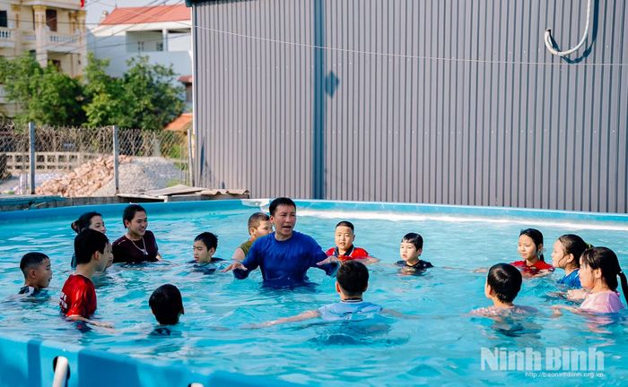 Đoàn Thanh niên xã Thanh Lâm phối hợp tổ chức lớp dạy bơi miễn phí dành cho trẻ em có hoàn cảnh khó khăn trên địa bàn.