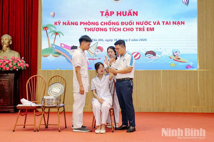 Chi đoàn Công an xã Yên Mô phối hợp với Trường Đại học Điều dưỡng Nam Định tuyên truyền kỹ năng phòng, chống đuối nước và hướng dẫn sơ cứu ban đầu cho trẻ em.