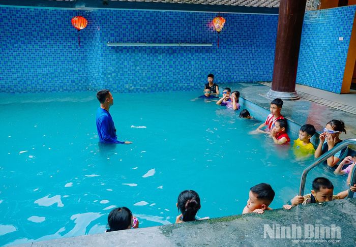 Đội ngũ huấn luyện viên tại Khu du lịch Tam Chúc hướng dẫn học viên các kỹ thuật bơi và kỹ năng an toàn dưới nước.