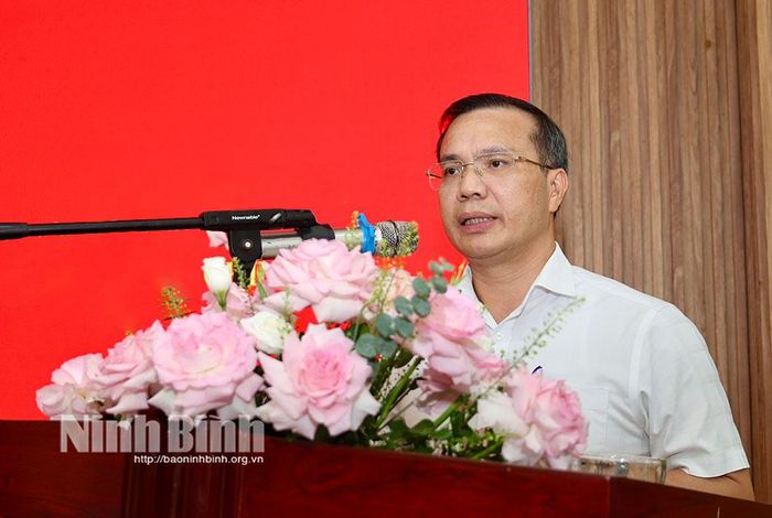 Đồng chí Nguyễn Xuân Tuyển, Phó Bí thư Đảng ủy, Phó Giám đốc Sở Nội vụ phát biểu tại hội nghị.