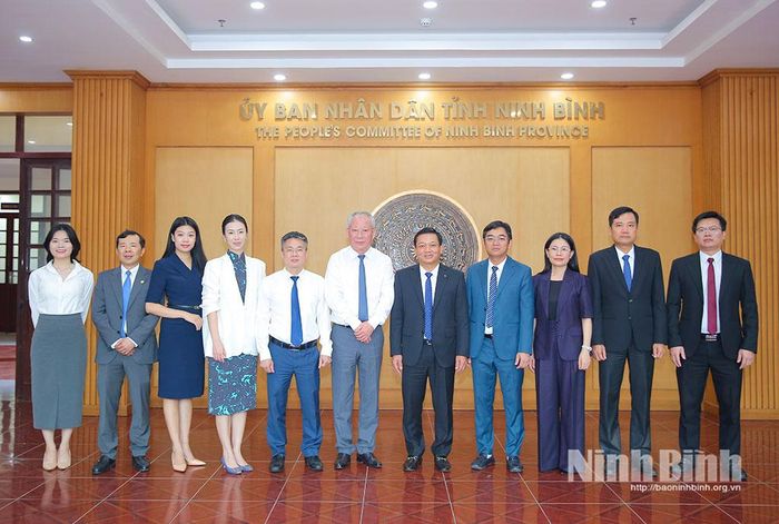 Các đại biểu chụp ảnh lưu niệm.