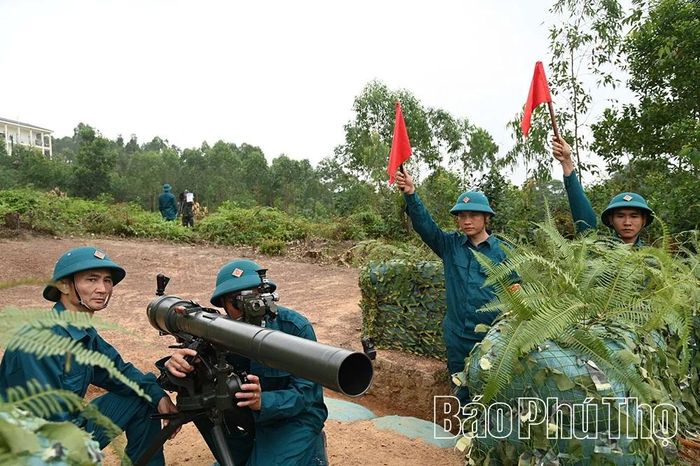 Lực lượng dân quân tham gia bắn đạn thật tại cuộc diễn tập tác chiến xã Đồng Lương năm 2026.