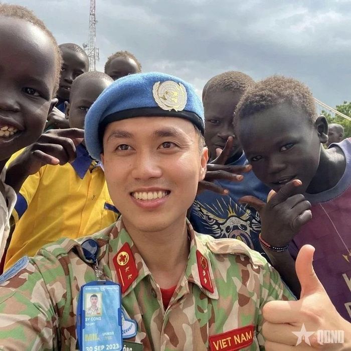 Thượng úy Nguyễn Sỹ Công cùng người dân địa phương tại Nam Sudan năm 2023. Ảnh do nhân vật cung cấp
