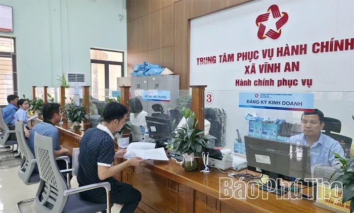 Cán bộ Trung tâm Phục vụ hành chính công xã Vĩnh An tận tình hướng dẫn, hỗ trợ người dân thực hiện các thủ tục hành chính nhanh chóng, hiệu quả.