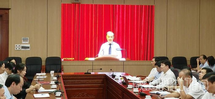 Đồng chí Phạm Tất Thắng, Ủy viên Trung ương Đảng, Phó Trưởng Ban Thường trực Ban Tuyên giáo và Dân vận Trung ương phát biểu tại hội nghị tập huấn.