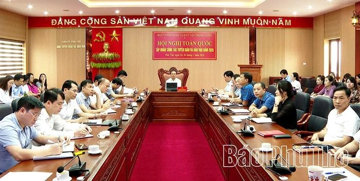 Đồng chí Lương Đức Minh, Ủy viên Ban Thường vụ Tỉnh ủy, Trưởng Ban Tuyên giáo và Dân vận Tỉnh ủy chủ trì tại điểm cầu tỉnh Phú Thọ