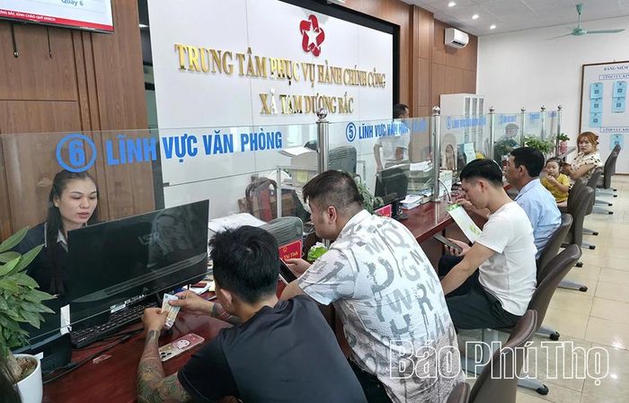Cán bộ Trung tâm Phục vụ hành chính công xã tận tình hướng dẫn người dân giải quyết thủ tục.