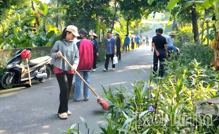 Cán bộ và Nhân dân đồng loạt ra quân dọn vệ sinh, trồng hoa, chỉnh trang đường làng, ngõ xóm.