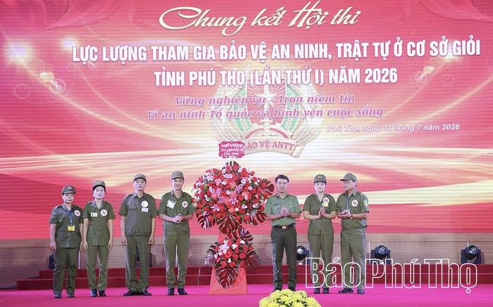 Đại diện Ban Giám đốc Công an tỉnh tặng hoa chúc mừng các đội thi.