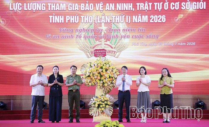 Đồng chí Phó Chủ tịch UBND tỉnh Nguyễn Khắc Hiếu tặng hoa chúc mừng hội thi.