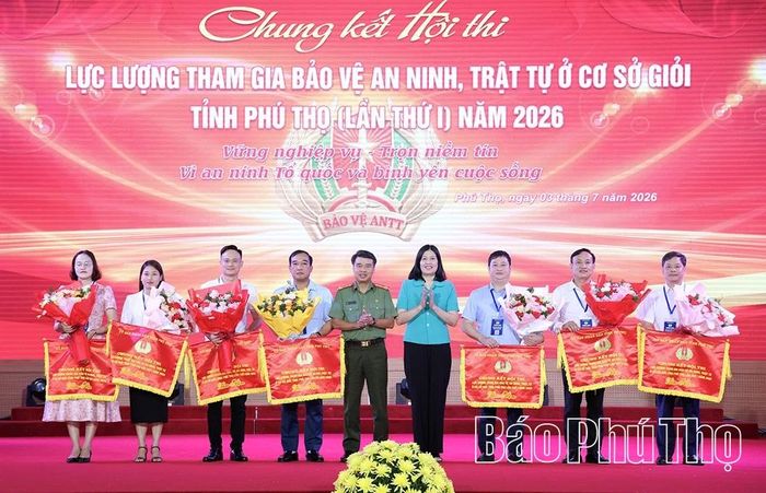 Đồng chí Phạm Thị Thu Hương - Tỉnh ủy viên, Phó Trưởng ban Thường trực Ban Tuyên giáo và Dân vận Tỉnh ủy trao hoa và cờ lưu niệm tặng các đội thi.