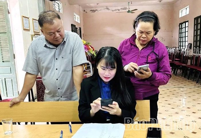 Đảng viên các chi bộ trên địa bàn xã được hỗ trợ, hướng dẫn sử dụng Sổ tay đảng viên điện tử.
