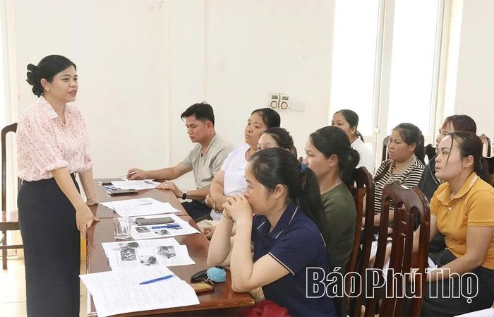 Thành viên các nhóm sinh kế tại xã Thượng Cốc tham gia lớp tập huấn, củng cố kiến thức về vắc xin và kỹ thuật chăn nuôi.