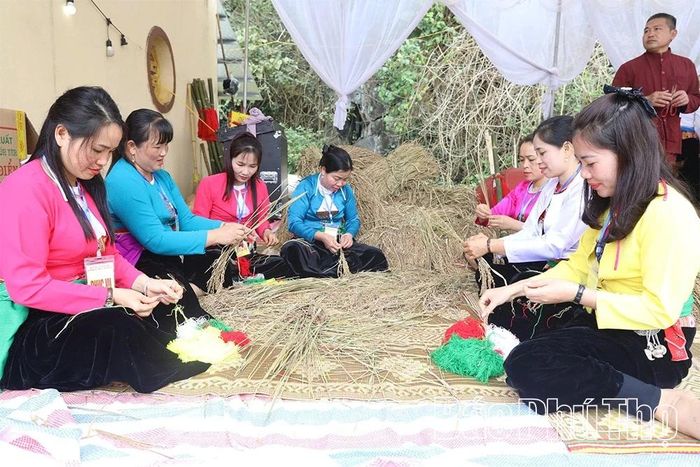 Hội viên phụ nữ xã Thượng Cốc cùng nhau tham gia công tác chuẩn bị cho lễ hội của địa phương.