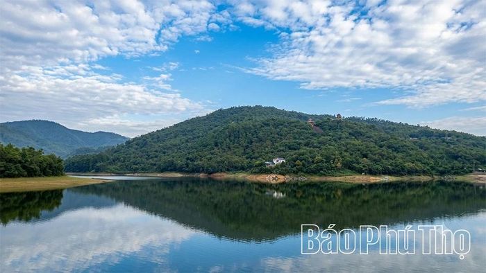 Hồ Bò Lạc nằm giữa quần thể tài nguyên du lịch giàu giá trị.