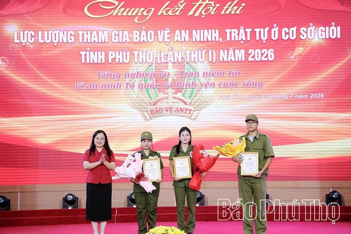 Ban tổ chức trao giải phụ cho các cá nhân, tập thể tham gia hội thi.