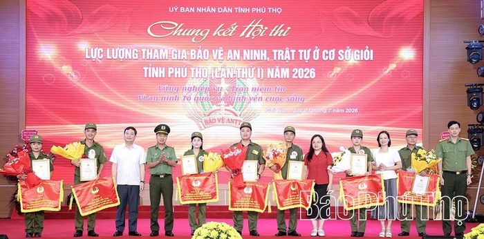 Ban tổ chức trao giải và chụp ảnh lưu niệm cùng các đội đạt giải A, B, C tại hội thi.