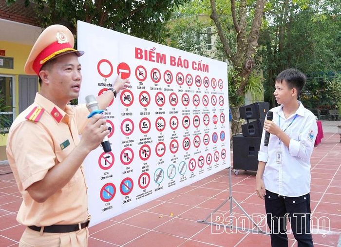 Lực lượng Cảnh sát Giao thông tuyên truyền pháp luật An toàn giao thông cho các em học sinh trên địa bàn phường Xuân Hòa.