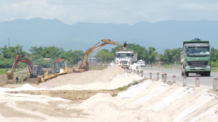 Bàn giao mặt bằng đến đâu các nhà thầu tập trung thi công đến đó - Ảnh: B.T