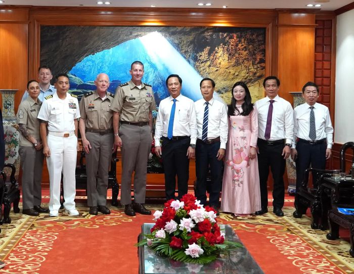 Các đại biểu chụp ảnh lưu niệm - Ảnh: H.L
