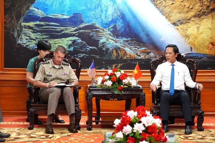 Đồng chí Hoàng Nam, Phó Chủ tịch Thường trực UBND tỉnh và Trung tướng Joel Vowell, Phó Tư lệnh Lục quân Hoa Kỳ Thái Bình Dương trao đổi tại buổi làm việc - Ảnh: H.L