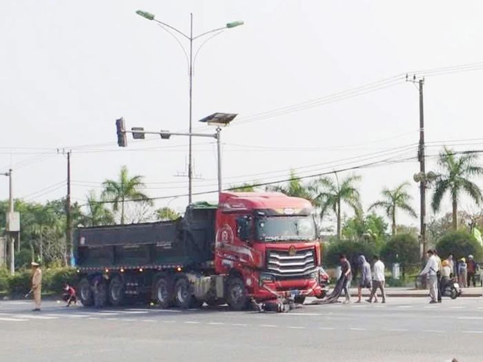 Hiện trường một vụ tai nạn giao thông liên quan đến xe tải - Ảnh: B.T