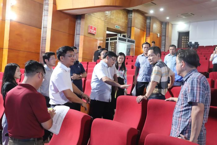 Đại diện các sở, ngành thảo luận thêm về khu vực bố trí chỗ ngồi - Ảnh: T.P
