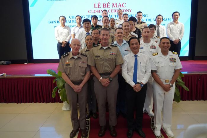 Các đại biểu chụp ảnh lưu niệm - Ảnh: H.T