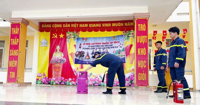 Lực lượng Công an xã Nam Trạch tổ chức tuyên truyền, hướng dẫn các biện pháp phòng cháy, chữa cháy tại các trường học trên địa bàn xã - Ảnh: P.V