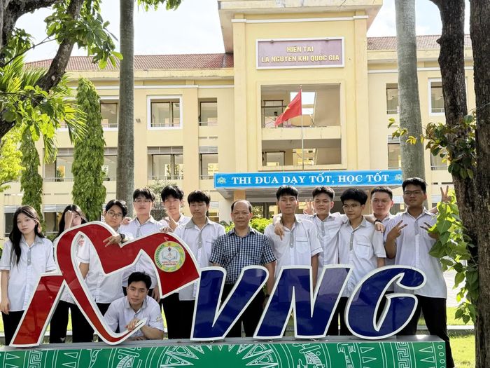 Nguyễn Tuấn Huy (thứ 7 từ phải sang ) cùng thầy giáo chủ nhiệm và các bạn lớp chuyên Toán 1 - Ảnh: Nh.V