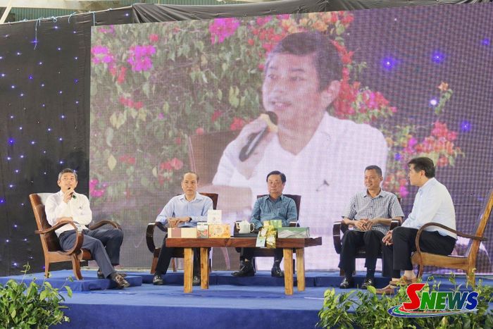 Các đại biểu tham dự tọa đàm “Nông dân chuyên nghiệp - Tư duy mới, cách làm mới, giá trị mới” trao đổi về phát triển nông nghiệp theo hướng nâng cao giá trị, bền vững.