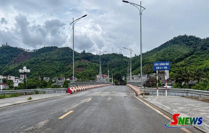 Cầu Sông Mã được xây dựng kiên cố tạo điều kiện thuận lợi cho nhân dân trong đi lại, giao thương hàng hóa.