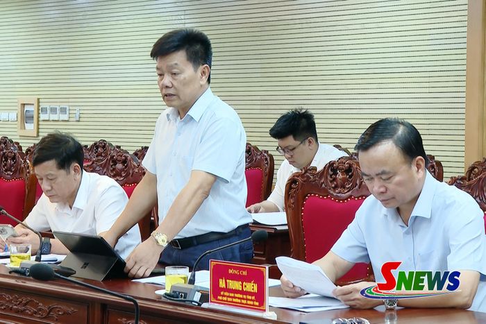 Lãnh đạo Sở Y tế báo cáo tại cuộc làm việc.