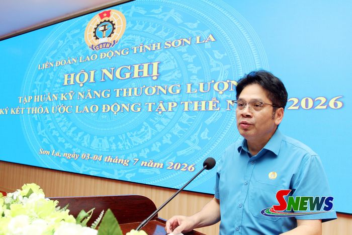 Lãnh đạo Liên đoàn Lao động tỉnh Sơn La phát biểu khai mạc buổi tập huấn