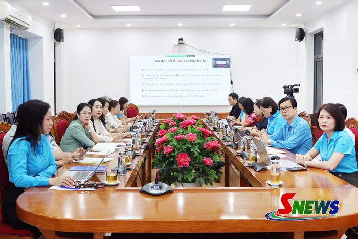 Các đại biểu nghiên cứu, học tập các chuyên đề.