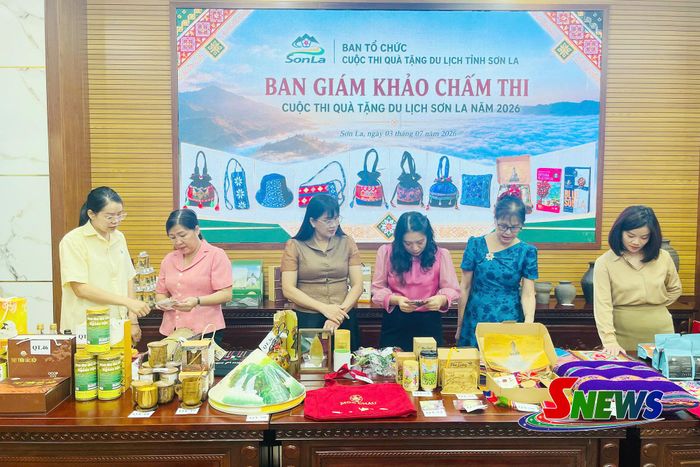Ban giám khảo chấm điểm các sản phẩm tham gia cuộc thi.