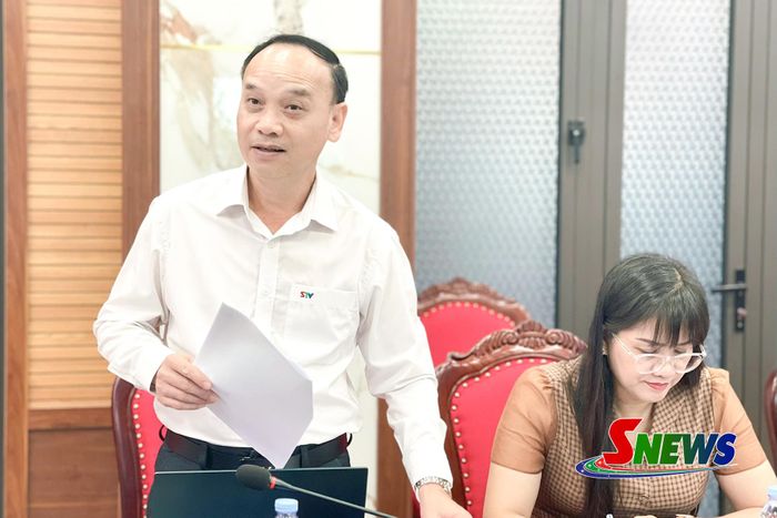 Thành viên Ban tổ chức cuộc thi phát biểu tại cuộc họp.