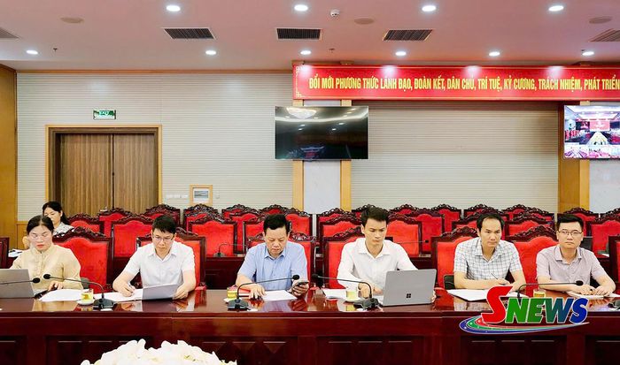 Các đại biểu dự cuộc họp.