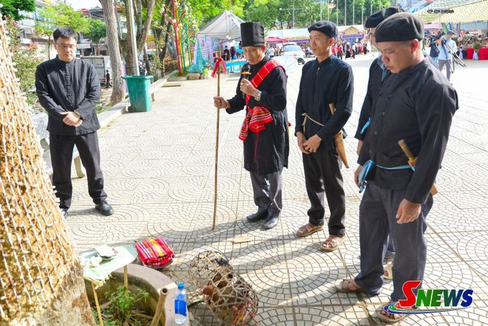 Nghi lễ Xên tại Tu Sửa Taử (đầu bản).