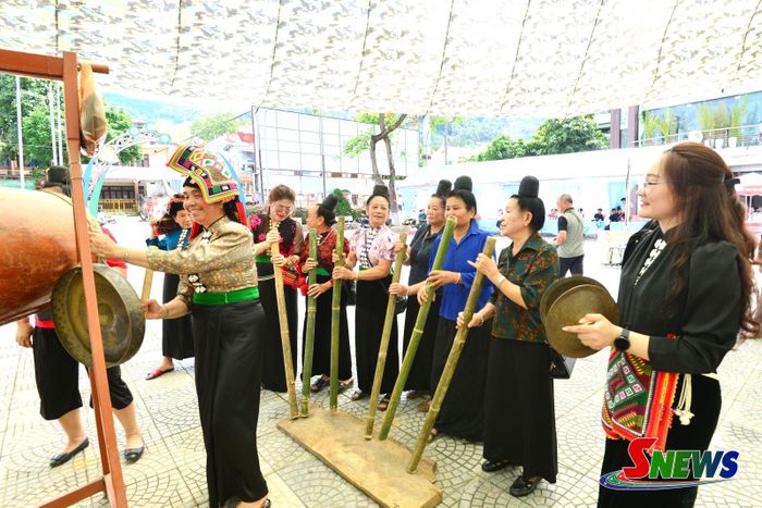 Đông đảo nhân dân tham gia các hoạt động văn hóa dân gian trong khuôn khổ Lễ hội Xên Bản.