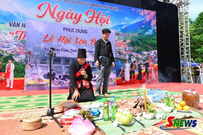 Thực hiện nghi lễ Panh khuôn (lễ buộc vía).