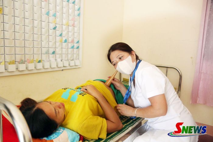 Nữ hộ sinh Trạm Y tế Phiêng Khoài khám thai định kỳ cho phụ nữ trên địa bàn.