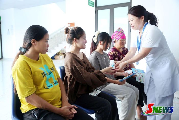Phát viên đa vi chất cho phụ nữ mang thai tại xã Phiêng Khoài.