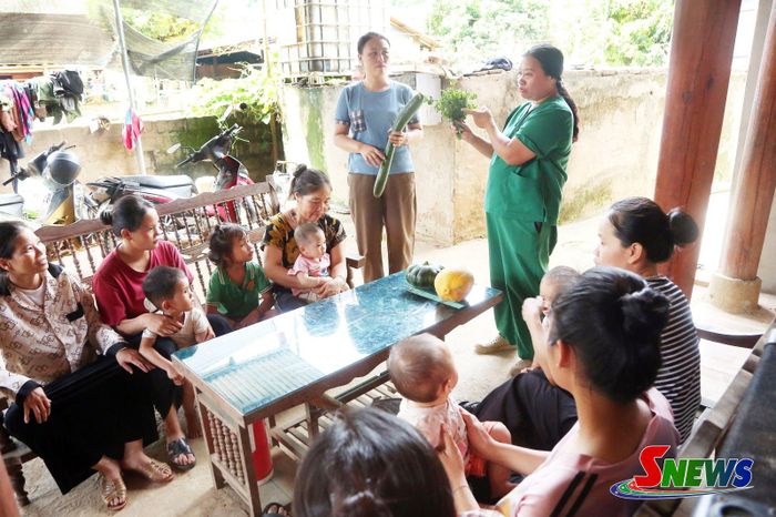 Cán bộ Trạm Y tế xã Lóng Phiêng cùng nhân viên y tế bản Tô Quỳnh tư vấn dinh dưỡng cho phụ nữ mang thai và bà mẹ đang nuôi con nhỏ.