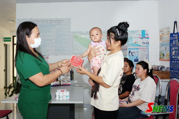 Cá bộ Trạm Y tế xã Mường Khiêng phát thực phẩm dinh dưỡng cho trẻ em dưới 2 tuổi trên địa bàn.