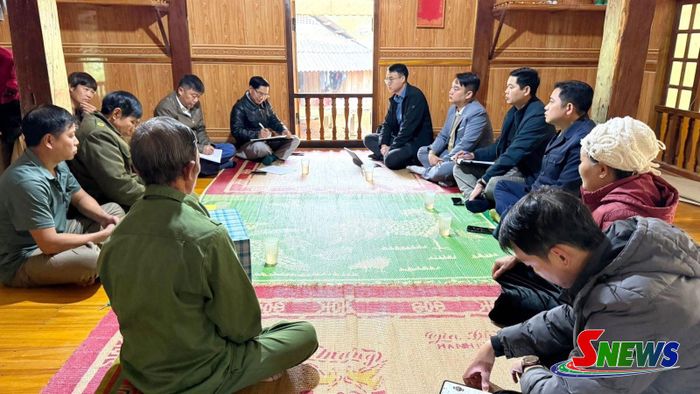 Cấp ủy, chính quyền xã Suối Tọ nắm tình hình thực tế phát triển kinh tế - xã hội tại các bản.