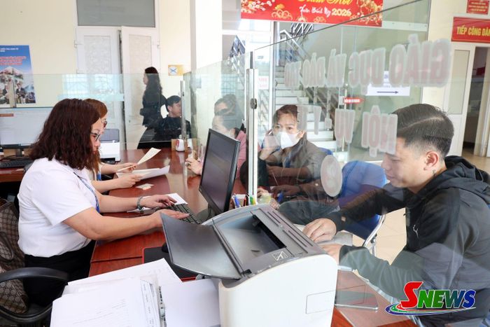 Công chức phường Thảo Nguyên giải quyết TTHC cho người dân.