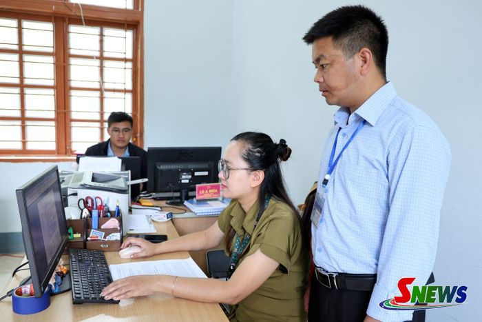 Công chức xã Phiêng Cằm ứng dụng phần mềm chuyên ngành trong giải quyết công việc.